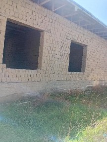 Hovli sotiladi yangi qurilgan srojni sotiladi pul zarul
