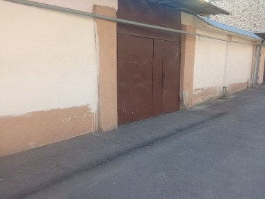 Продаётся два дома в центре города соседи.