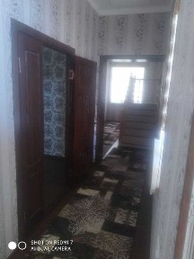 Продается 2 этажный кирпичный разделенный дом, есть все условия и двор