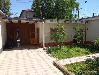 Ҳовли уй сотилади