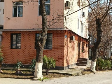 Продаётся своя полноценная 2-х комнатная квартира на первом этаже !
