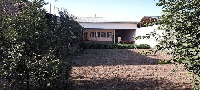 Hovli sotiladi 10 sotix