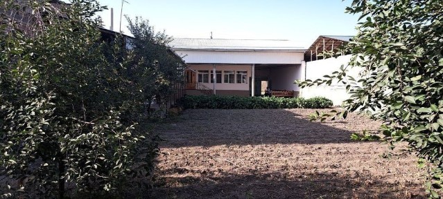 Hovli sotiladi 10 sotix