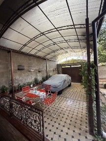 Hovli sotiladi judayam shinam va fayzli
