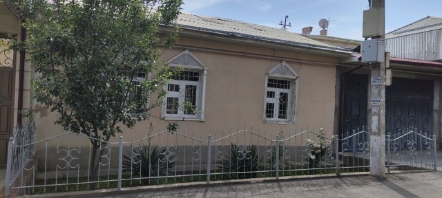 Продаётся дом, участок в Яккасарайском районе. Фасад 15м. Площадь 2,65