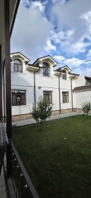Уз ховлимми сотвомман, 7 сотих, 12 хона, 2 уйдан иборат.