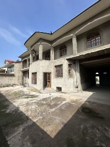 Yangi Hayot tumanida 3 qavatli 8 xonali hovli sotiladi