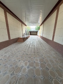 Пиштган гиштдан курилган, 6 сотихли тайер ховли, ертула килинган
