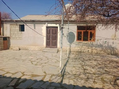 Uy sotiladi Barcha maʼlumotlar telefon orqali gaplashiladi Manzil:B