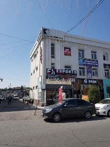 Фарғона марказида 3 қаватли бино СОТИЛАДИ