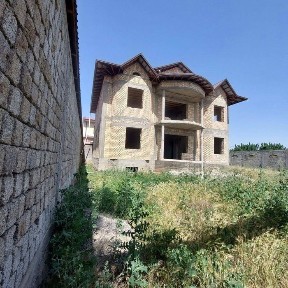 Продам дом в состояние коробки, площадь участка 8 соток.