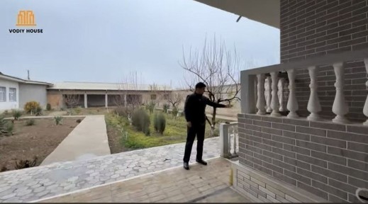 Hovli uy sotiladi