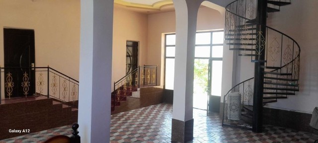 2 Etajli xamma sharoiti ideal bolgan shaxar markazidan hovli sotiladi