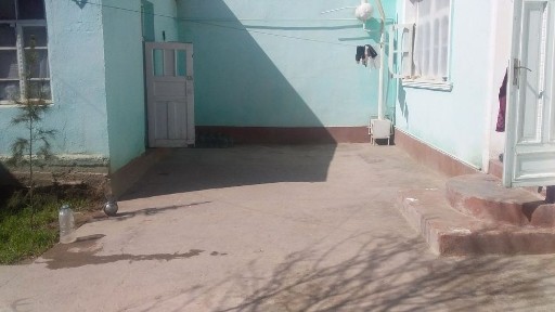 Hovli tezda sotiladi