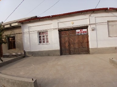 Hovli uy sotiladi