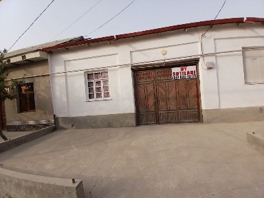 Hovli uy sotiladi