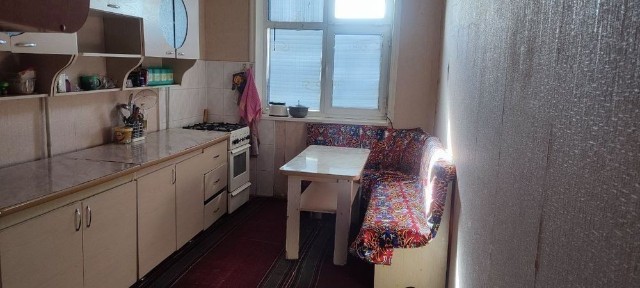 Ayol, qizlarga Ijaraga bitta xona beriladi