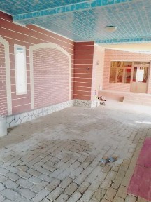 Barcha jihozlari bilan uy sotiladi.