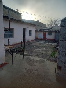 Продам дом в обшим дворе !