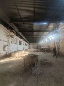 огромное и просторное здание в городе