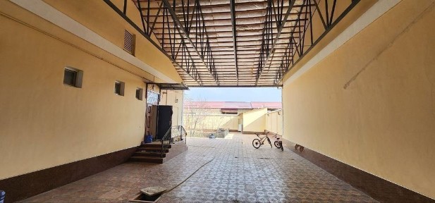 Katej sotiladi chutqara yul yoqasida
