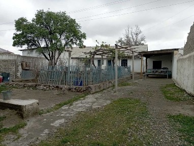Hovli sotiladi - biznes va qurilish uchun ideal joy!