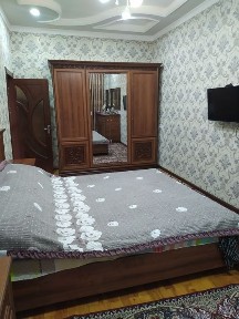 Угловой Мирдустим кучасида жойлашган 3 қаватли коттедж сотилади.