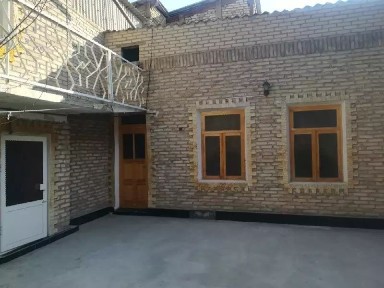 Mehmonxona qurish uchun qulay joyda joylashgan hovli sotiladi.