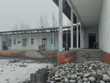 Hovli uy sotiladi