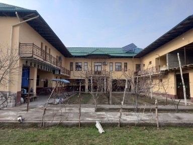 Hovli uy sotiladi