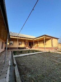Guliston shaxar, 4 mavzeda joylashgan 10 sotix yer matdoniga ega hovli