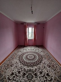 Жиззах шахар Олмазор махалласида жойлашган 3 хонали квартира сотилади