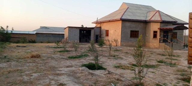 Уй сотилади ер майдони 40 сотих, сув, газ, тук бор