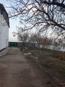 11 sotxli va 8 xonali uy sotiladi