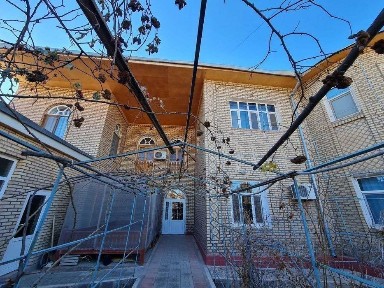 Нукус каласында 2 этажлы 13 ханалы жер жай сатылады