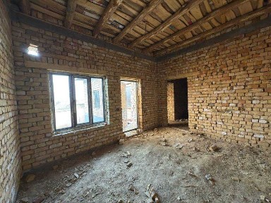 Тўй тепа Центрда янги пишган ғиштдан курилган уй сотилади