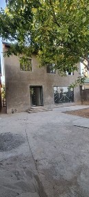 Uy Qibrayda, yonida masjid