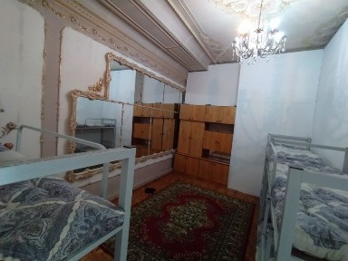 Yakkasaroy Muqumiy mahallasida qizlar uchun kvartira bor hovli