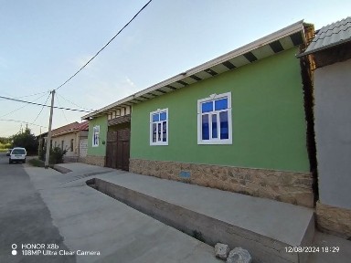 Hovli sotiladi.