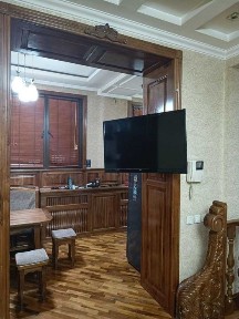 продается 4 комнатная квартира 1 этаж 100 кв. метров в центре города