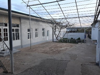 Катта ховли сотилади
