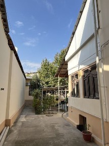 Uy hovli sotiladi