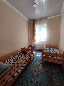 Срочно продаётся дом с мебелью в общем дворе в центре города.