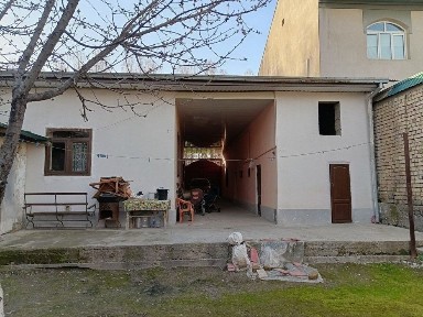 Sergili uzumzor mahallada uchaska sotiladi.