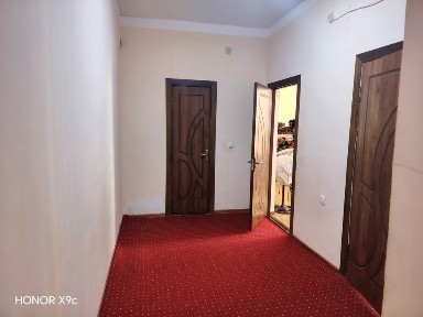 Yangi dom Juda ham yaxshi joyda, joylashgan.Yonida Grand Sarbon hotel
