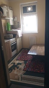 Yashash xonadoni sotiladi narxini kelishamiz