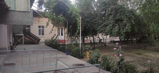 Katta hovli sotiladi