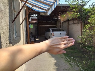 Дом на участке 6 соток и хозяйственными постройками.