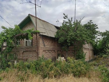 Дом кирпичный (с гаражом, подвалом, погребом и сараем)