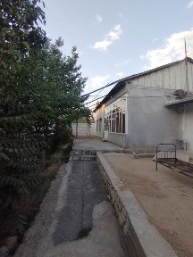 Уй сотилади Охалик махалласида, 7 соток, 8 хонаси ва подвали мавжуд.
